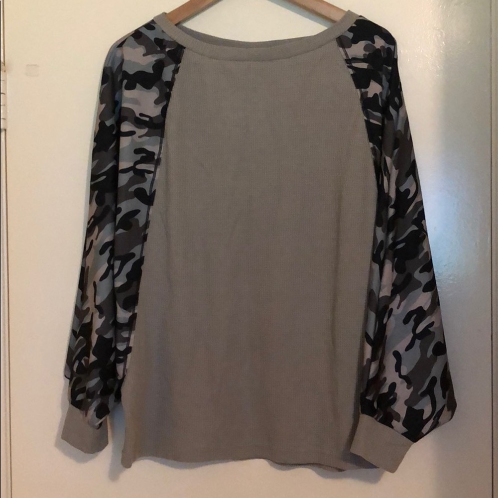 Thermal top with Camo printed sleeves.